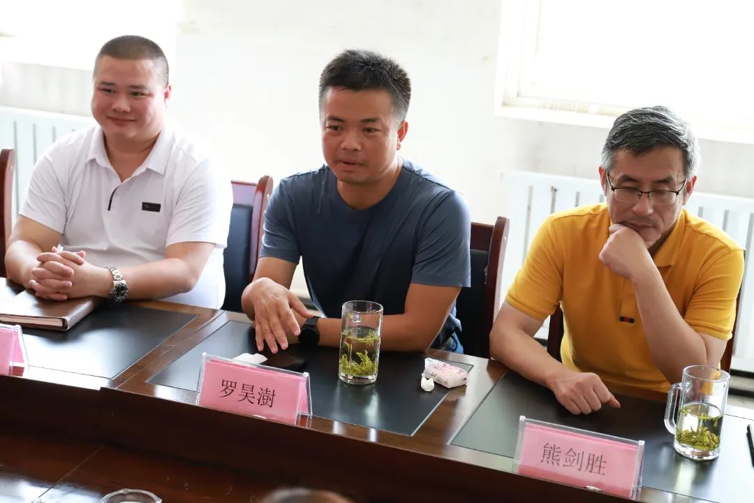 偉杰信生物與中國(guó)農(nóng)業(yè)大學(xué)教學(xué)實(shí)驗(yàn)場(chǎng)涿州種豬場(chǎng)戰(zhàn)略合作揭牌儀式