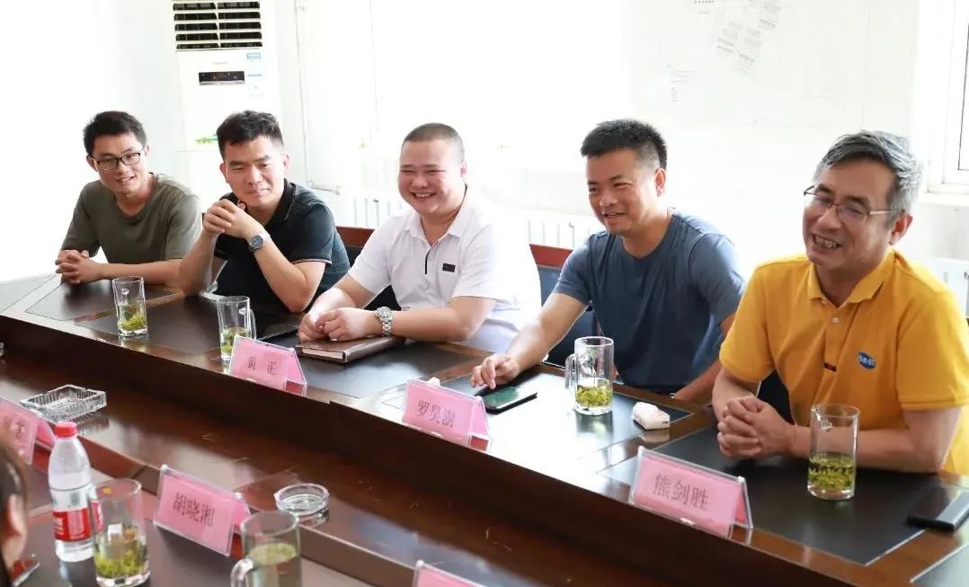 偉杰信生物與中國(guó)農(nóng)業(yè)大學(xué)教學(xué)實(shí)驗(yàn)場(chǎng)涿州種豬場(chǎng)戰(zhàn)略合作揭牌儀式