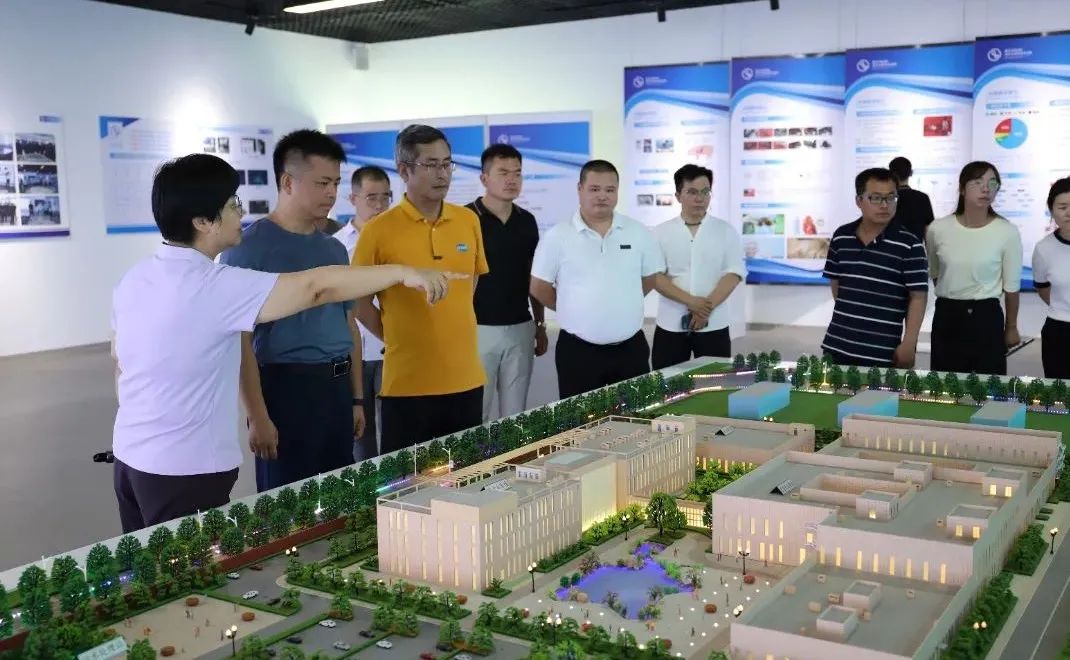 偉杰信生物與中國(guó)農(nóng)業(yè)大學(xué)教學(xué)實(shí)驗(yàn)場(chǎng)涿州種豬場(chǎng)戰(zhàn)略合作揭牌儀式